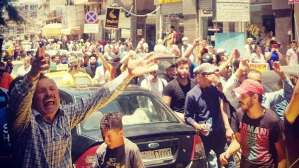 ويشهد الوضع الاقتصادي تدهورا بشكل كبير في سوريا