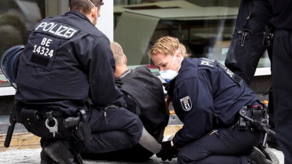 اقدم رجل مسلح بسكين على احتجاز رهائن في حافلة ركاب جنوب ألمانيا.