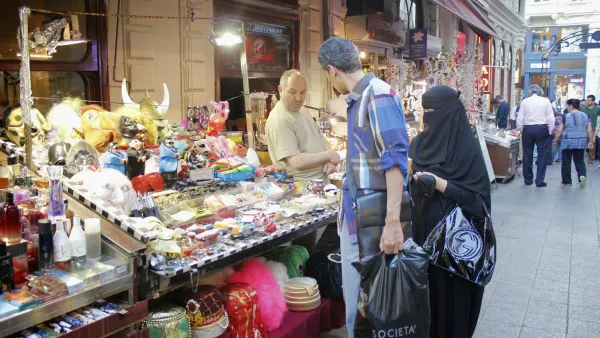 كان عمير يشغل منصب رئيس مجلس دير الزور الساب