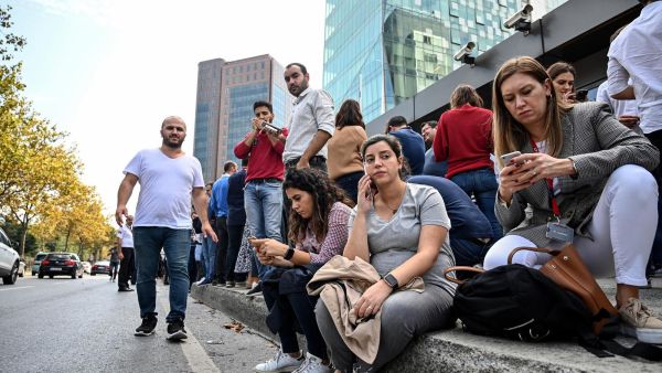 أدت الهزة العنيفة التي وقعت بينما كان السكان نائمين قبل الساعة الرابعة فجرا   الى تدمير مبان بأكملها 