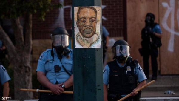 انتشر شريط الفيديو الذي يُظهر المشهد وقد التقطته شابة كانت في المكان،