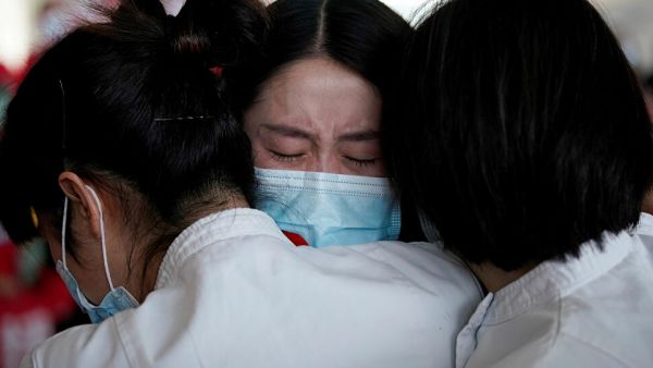 بدا أنّ التدابير المتّخذة في كبرى الدول الغربيّة لكبح فيروس كورونا المستجدّ تؤتي ثمارها