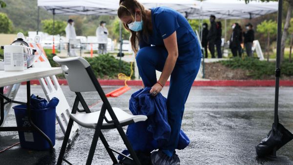 أعلن ماكرون  في كلمة متلفزة تمديد الحجر حتى 11 أيار