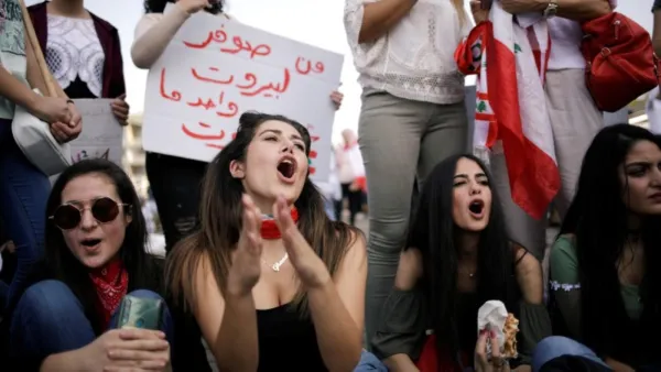  اشتباكات عنيفة وقعت بين المحتجين وقوى مكافحة الشغب 