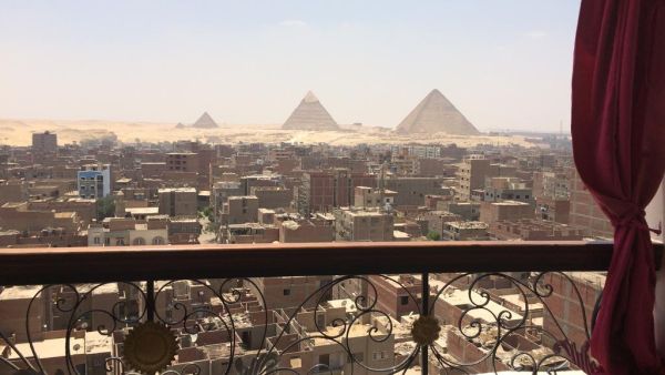 ويقع المبنى المنهار يقع في شارع قصر النيل وسط المدينة.