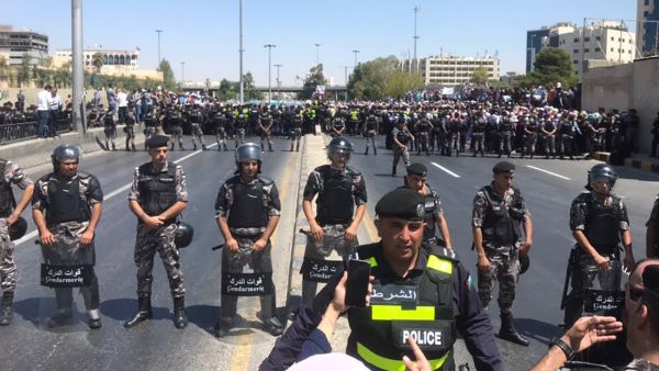 “هنالك خشية من اشتباك بين نقابة المعلّمين و”مؤسسات الدولة”، نتيجة تأجيل دفع “الزيادة المالية” المتفق عليها مع الحكومة إلى العام المقبل “.