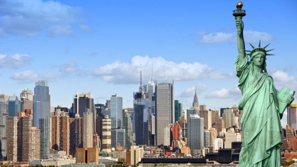 وتقول الشرطة أنها لم تستطع على الفور وصف نوع المبنى الذي وقع فيه إطلاق النار.