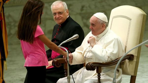 بابا الفاتيكان فرنسيس الأول مع الطفلة المريضة بابا الفاتيكان فرنسيس الأول مع الطفلة المريضة