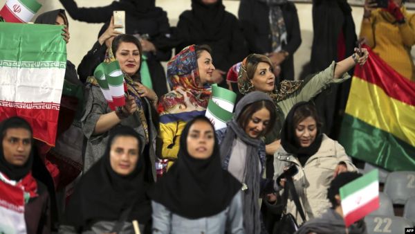 إيرانيات في الملعب