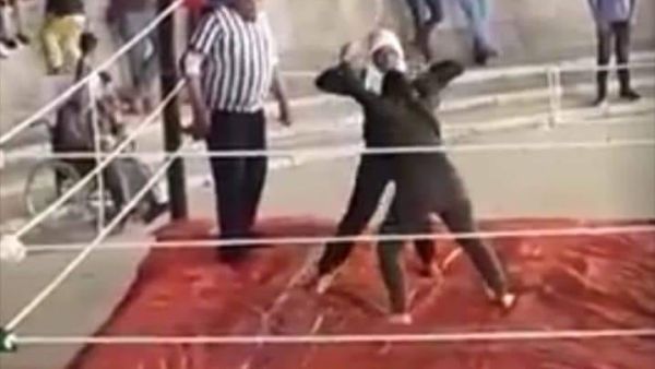 مصارعة نسائية وسط تشجيع جماهيري