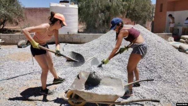 سائحات يطلقن مبادرة لترميم شوارع المغرب سائحات يطلقن مبادرة لترميم شوارع المغرب