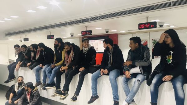 الثوار أجبروا البنوك على إعطاء المودعين أموالهم كاملة