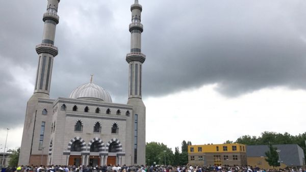 يمينيون متطرفون يعلقون لافتات مناهضة للإسلام على أحد المساجد بهولندا