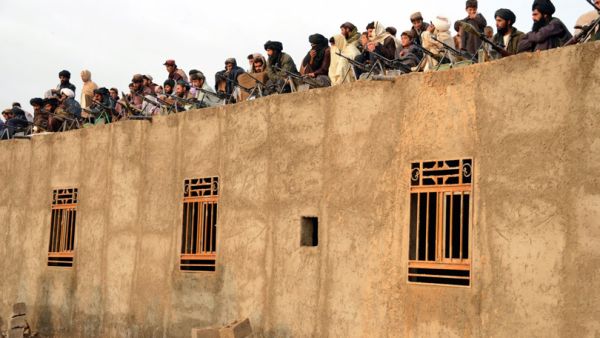 أفغانستان وباكستان تقولان إن 22 شخصا قتلوا في اشتباك على الحدود