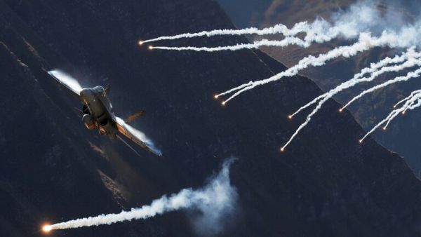 مقاتلة "إف-18"