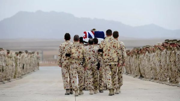 عسكريين يحملون نعش زميل لهم في قاعدة تارين كوت بولاية اروزغان الافغانية