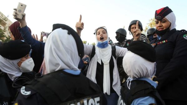 معلمون يتظاهرون في الأردن: لن نسكت مهما صار