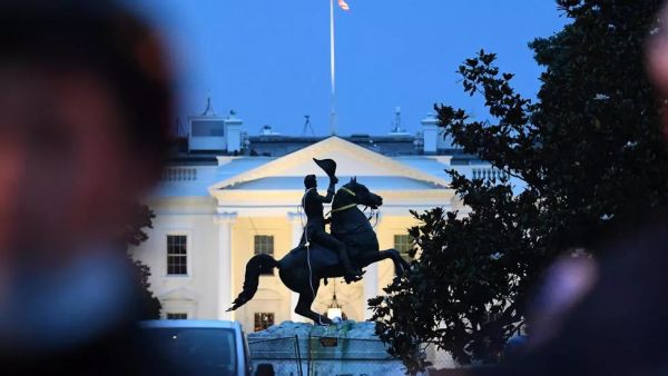 توجيه الإتهام إلى 4 رجال لمحاولتهم إسقاط تمثال امام البيت الأبيض بواشنطن