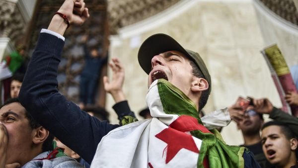 الجزائر تحدد تاريخ بدء الحراك "يوما وطنيا"