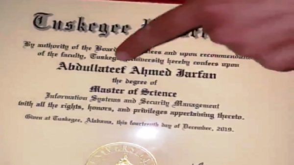 أكاديمي سعودي عاطل عن العمل يجذب الانتباه بطريقة خاصة