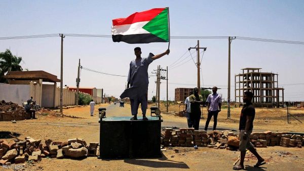 العسكري السوداني يحمل ضباطا مسؤولية فض الاعتصام "من دون امر"