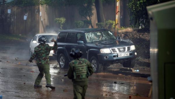 مقتل نحو 10 من الشرطة الكينية في انفجار قنبلة قرب الحدود مع الصومال