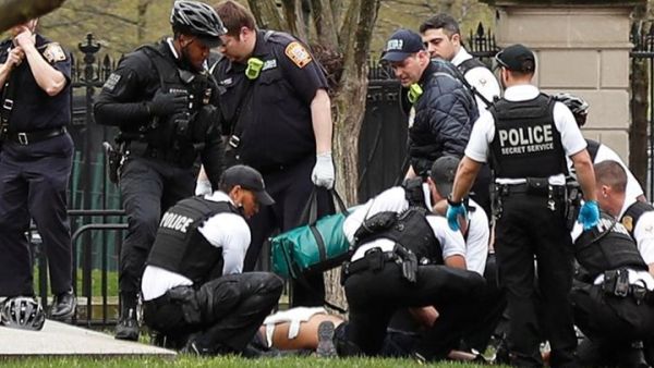 رجل يضرم النار في نفسه أمام البيت الأبيض