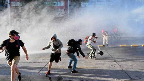 مواجهات في العاصمة التشيلية قبل يومين من استفتاء دستوري