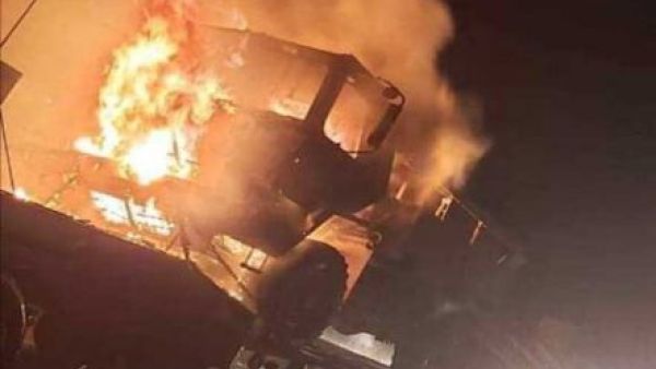 مسلحون يضرمون النيران بشاحنات عراقية تحمل بضائع لإحدى القواعد الأمريكية 