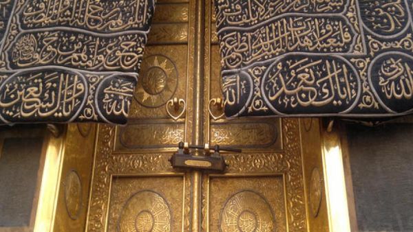 باب الكعبة تاريخ مرصع بالذهب