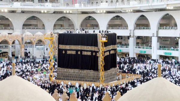 حجاج بيت الله الحرام يتوافدون إلى منى لقضاء يوم التروية