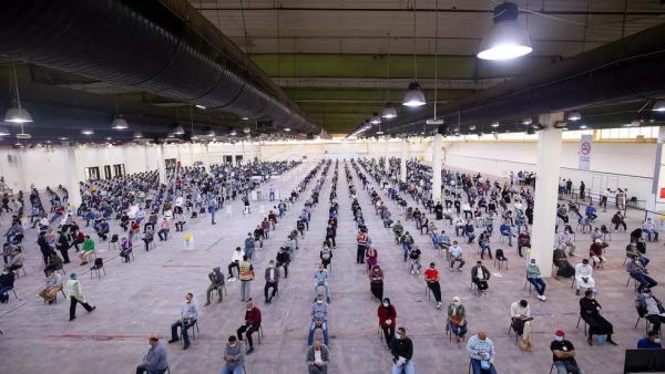 عمال عائدون من لبنان وسوريا ومصر ينتظرون دورهم للخضوع لفحص كورونا المستجد في الكويت