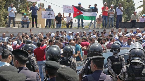 معلمو الأردن يبدأون إضرابهم المفتوح عن العمل