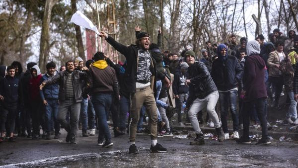 الاتحاد الأوروبي يطالب بتحقيق حول عنف اليونان ضد طالبي اللجوء