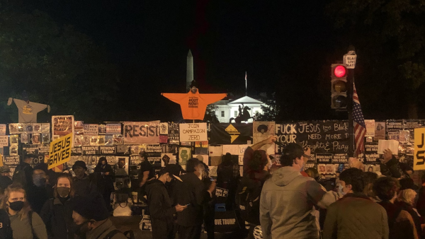 مظاهره مناهضه لترامب أمام البيت الأبيض مع بدء ظهور نتائج الانتخابات