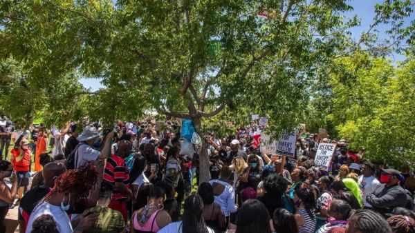 شرطة لوس أنجليس تتعهد التحقيق بملابسات موت شاب أسود عثر عليه مشنوقاً