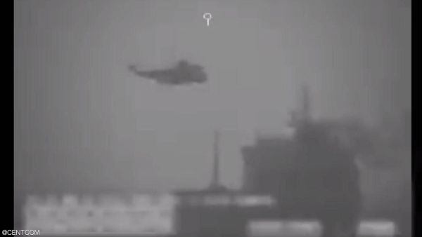 صورة لعملية إيقاف السفينة المدنية