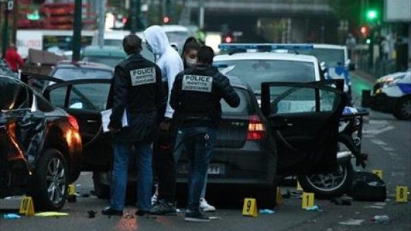 سائق سيارة يدهس شرطيَّين في باريس انتقاماً للفلسطينيين