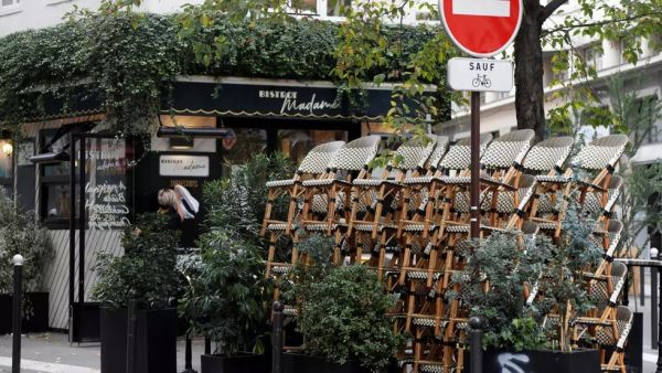 المتاجر في باريس مغلقة بسبب العزل العام والسكان يتأملون تخفيف الإجراءات قبل عيد الميلاد