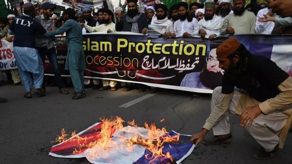 البرلمان الباكستاني يدعو الحكومة لسحب السفير من فرنسا