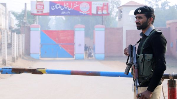 رجل أمن باكستاني- رويترز