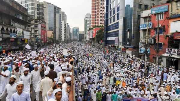 مظاهرة حاشدة في بنغلاديش تدعو إلى مقاطعة فرنسا