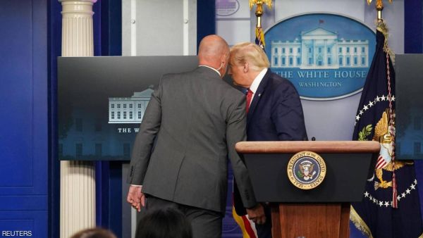 ترامب (يمين) اضطر لمغادرة قاعة المؤتمر الصحفي استجابة لإجراءات الحماية 