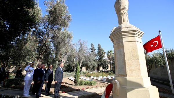 أكاليل زهور يكشف كذبة مقتل رئيس الأركان التركي في ليبيا