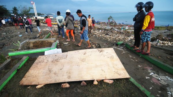 زلزال بإندونيسيا وفرار المئات عقب تحذير من تسونامي