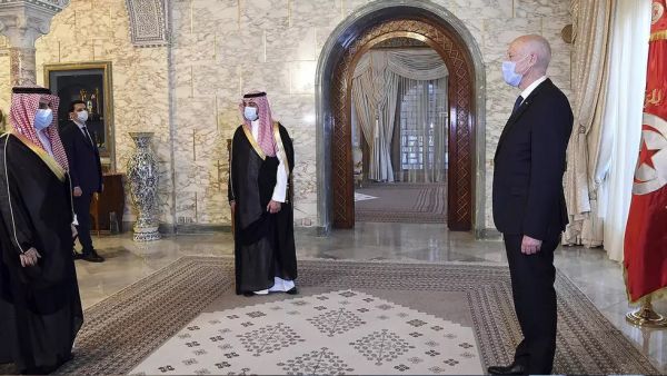 الرئيس قيس سعيّد مستقبلا وزير الخارجية السعودي الأمير فيصل بن فرحان في قرطاج