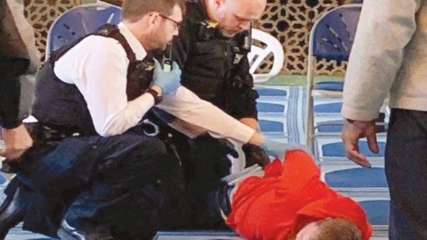 شرطة لندن توجه اتهامات لرجل في حادث طعن بمسجد
