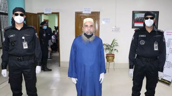 صورة نشرتها شرطة النخبة في بنغلادش للمشتبه به كمال الدين (وسط) في دكا في 1 حزيران/يونيو 2020 شرطة النخبة في بنغلادش شرطة النخبة في بنغلادش