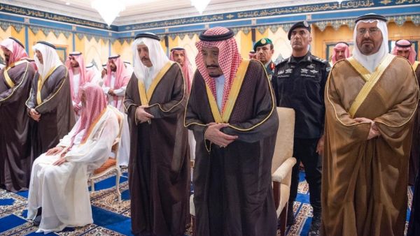 ظهور للأمير أحمد بجانب الملك سلمان في جنازة أخيهما