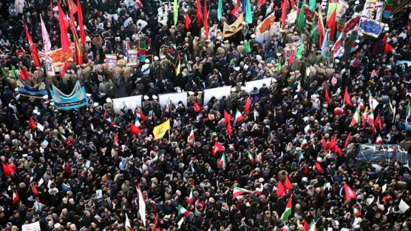 حشود جماهيرية ضخمة تشارك في مراسم تشييع سليماني في طهران